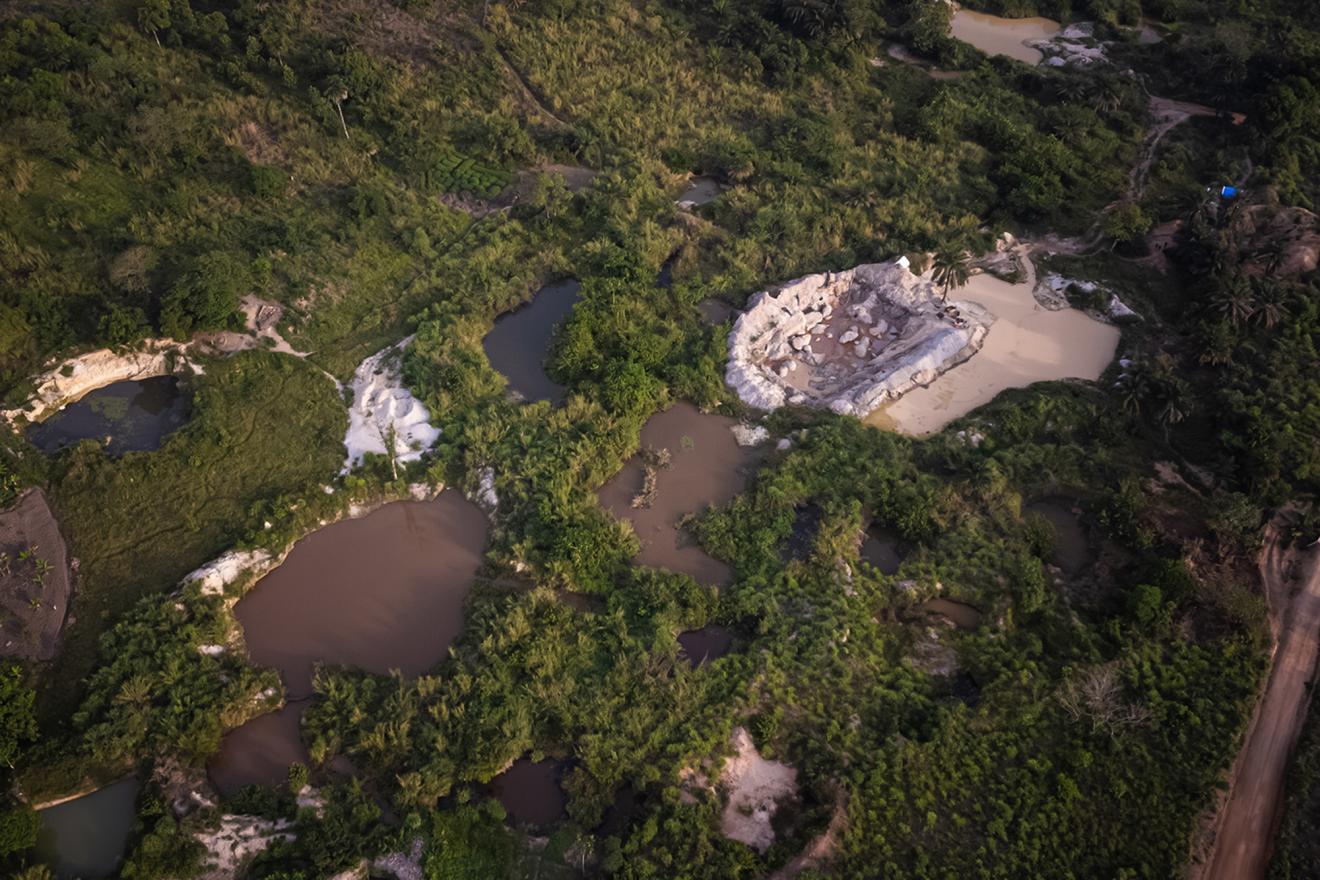 Une vue aérienne de mines au milieu d'une forêt