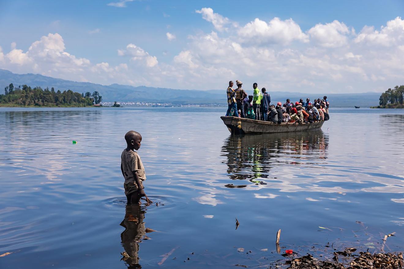 People crossing Lake Kivu to Minova, a cholera-endemic area in the Democratic Republic of the Congo.