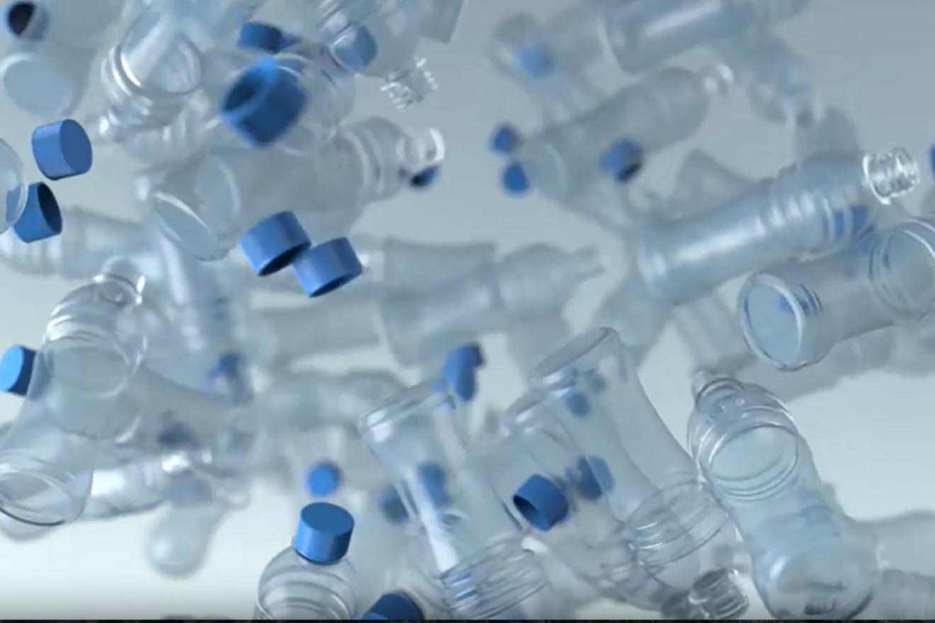 Varias botellas de plástico vacio flotando en el aire. 