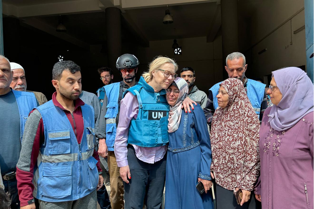 Sigrid Kaag réconforte une femme à Gaza