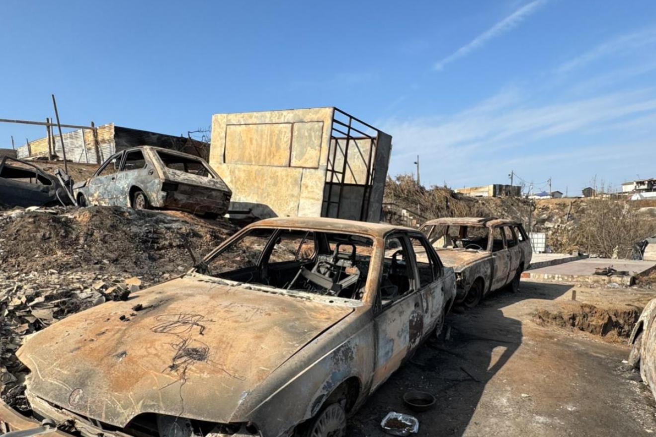 Escena de varios coches calcinados como consecuencia de la devastación de este incendio. 