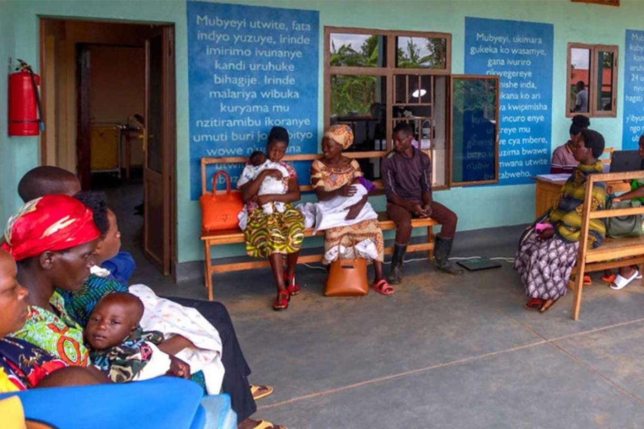 Un groupe de femmes africaines assises dans une salle d'attente avec leurs enfants
