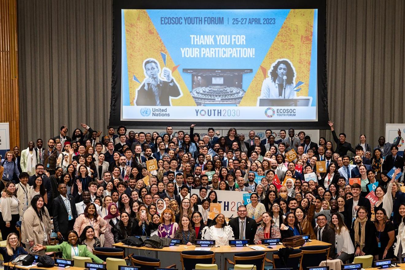 Группа молодежи в зале заседаний ООН