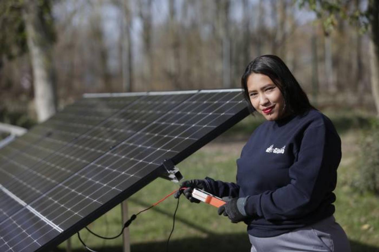 Paula Andrea, alumna del programa de formación y empleo en economía verde, formándose en un panel solar. 