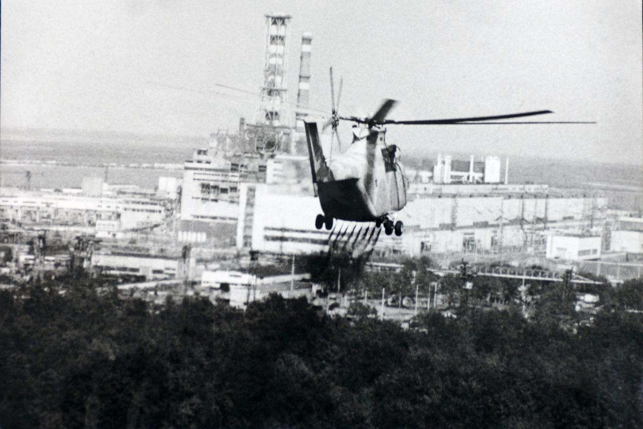 Un hélicoptère survolant la centrale nucléaire de Tchernobyl.