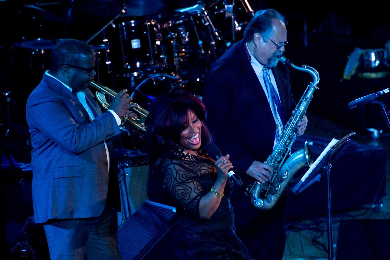 La chanteuse et compositrice Chaka Khan (au centre) se produit avec le trompettiste Terence Blanchard (à gauche) et le saxophoniste Joe Lovano lors du concert inaugural de la Journée internationale du jazz au Siège de l'ONU.