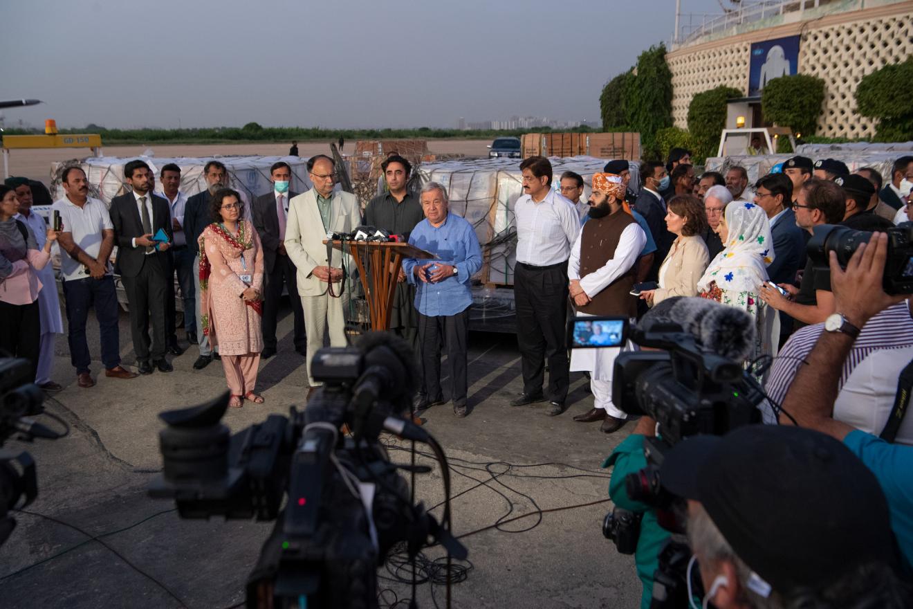 الأمين العام أنطونيو غوتيريس (في الوسط)، إلى جانب بيلاوال بوتو زرداري (في الوسط على اليسار)، وزير خارجية باكستان، يطلعان وسائل الإعلام بعد أن شهدا تأثير الفيضانات في إقليمي السند وبلوشستان.