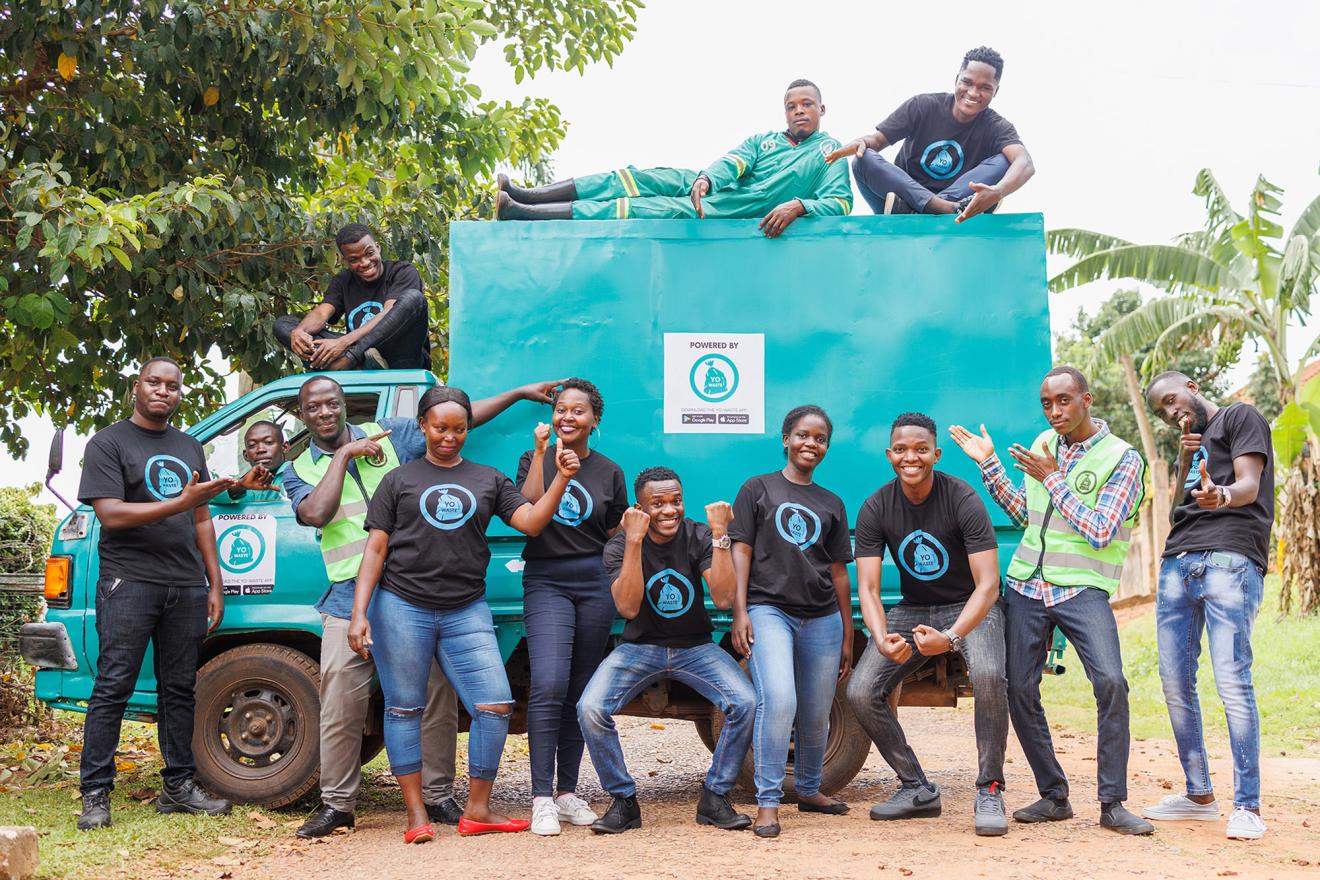 Un groupe d'une dizaine de jeunes sénégalais posent devant un camion de collecte de déchets