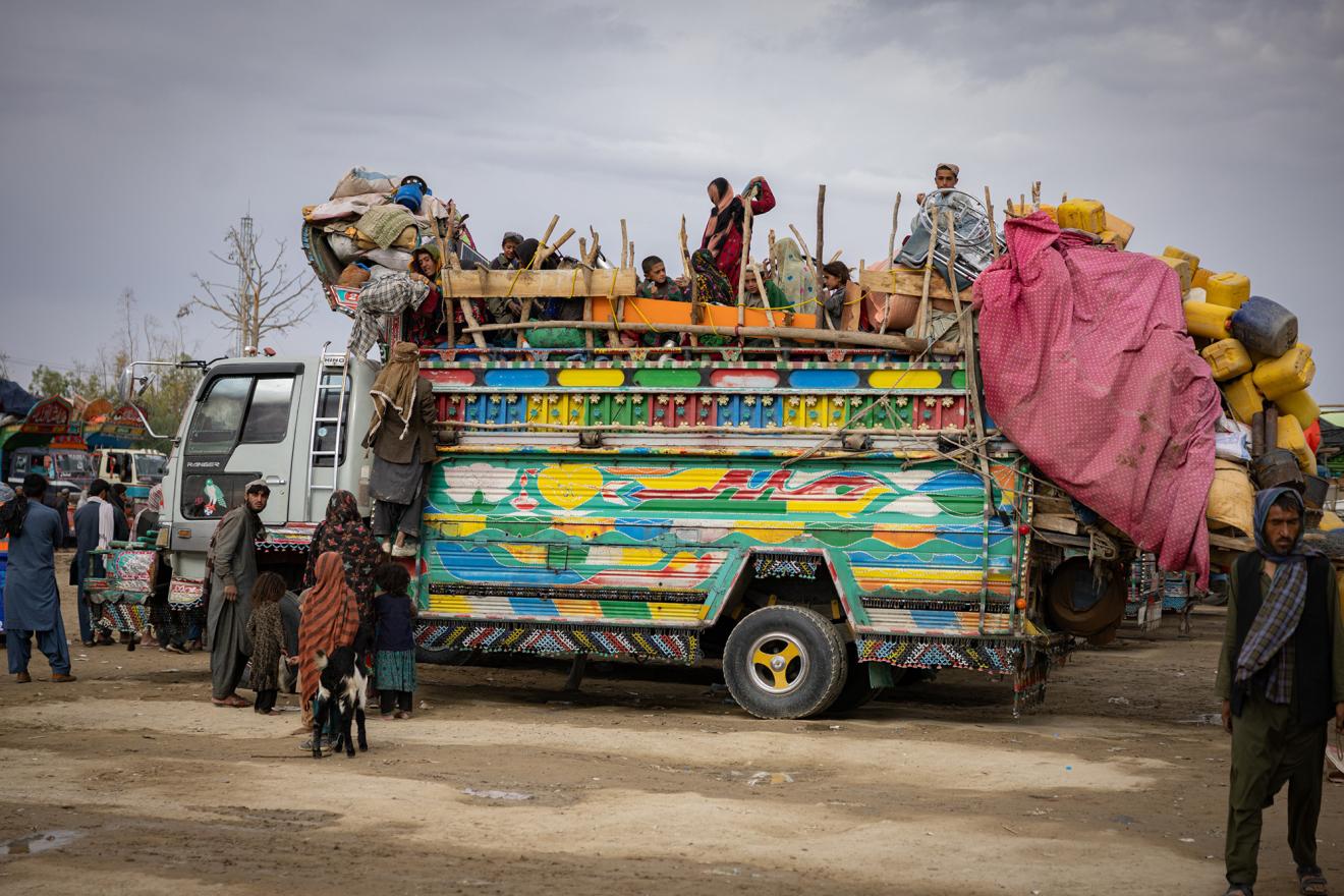 Des familles afghanes transportent leurs effets personnels vers l'Afghanistan en passant par le poste frontalier de Spin Boldak à Kandahar. 