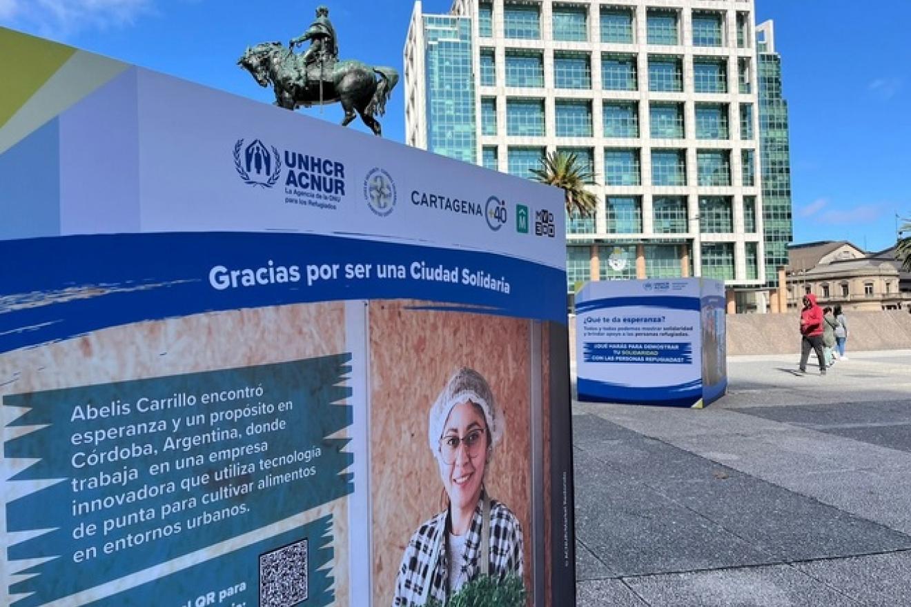 Una instalación de ACNUR y la Intendencia de Montevideo acercó a quienes transitaron por la Plaza Independencia historias de personas refugiadas.