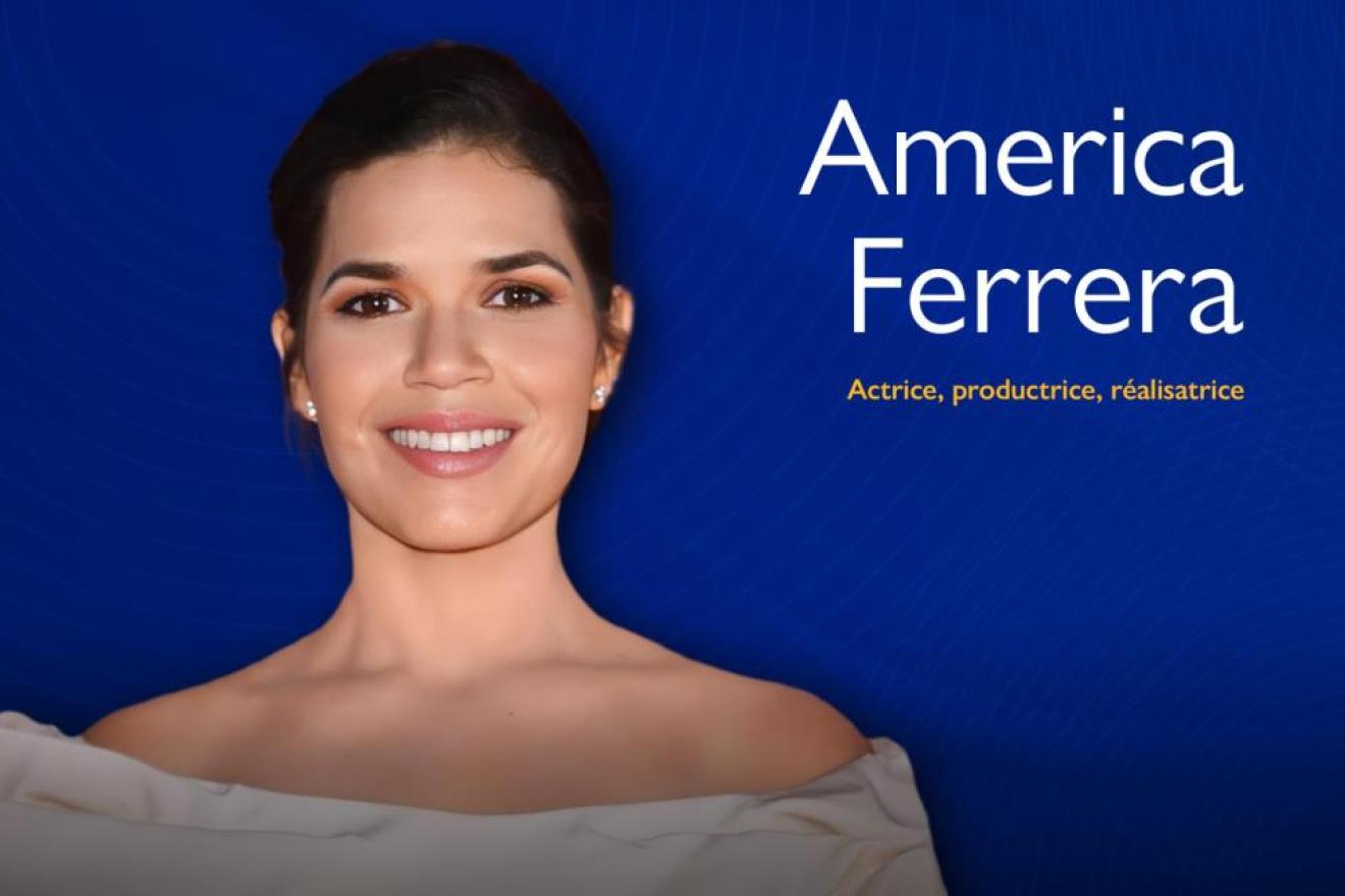 Portrait d'America Ferrera sur un fond bleu