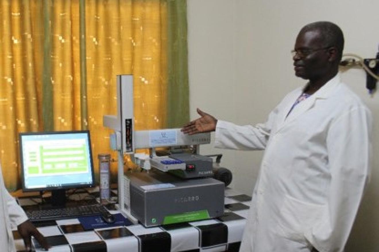 Un scientifique manipulant un analyseur isotopique laser fourni par l’AIEA à l’Université de Lomé. 