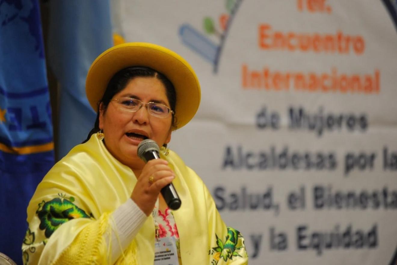 Una de las alcaldesas bolivianas invitadas, ataviada con un traje tradicional, interviene en esta reunión. 