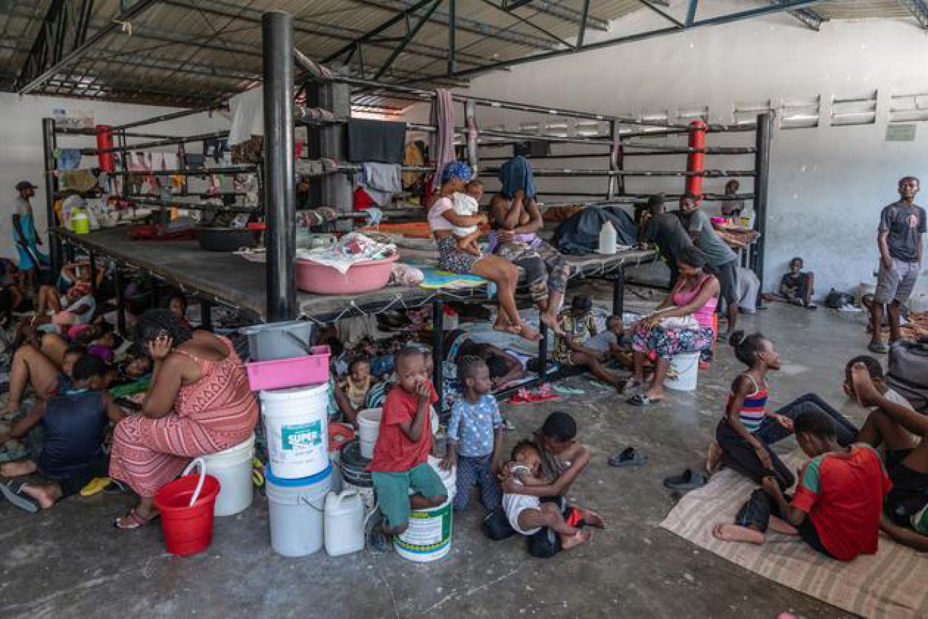De nombreux Haïtiens déplacés vivent à l'intérieur d'une salle de boxe