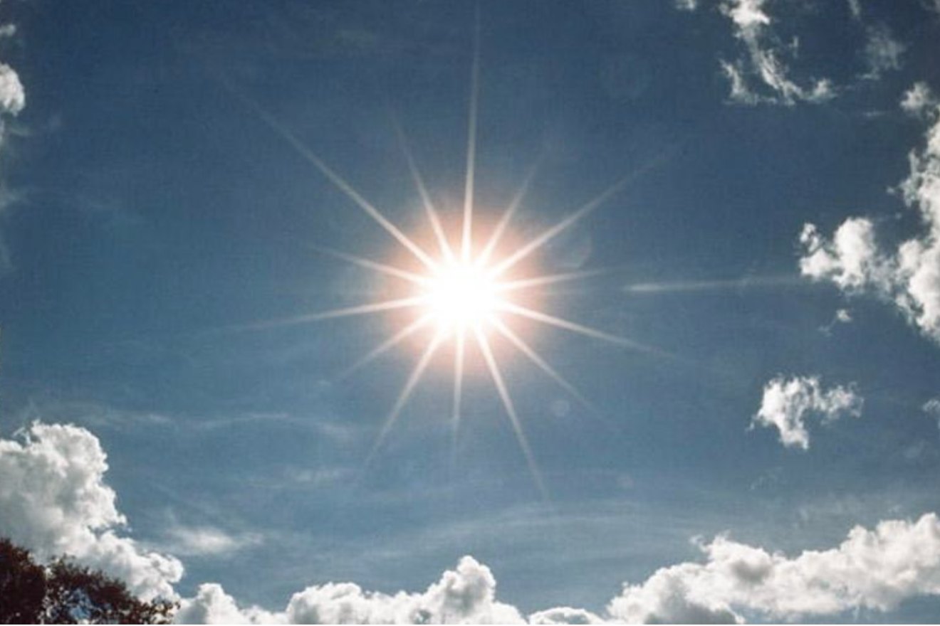 Foto de un sol radiante contra un cielo azul