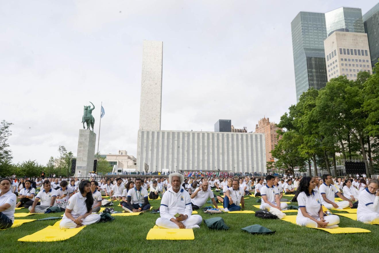 Una concurrida sesión de yoga en la sede de las Naciones Unidas durante el Día Internacional del Yoga.