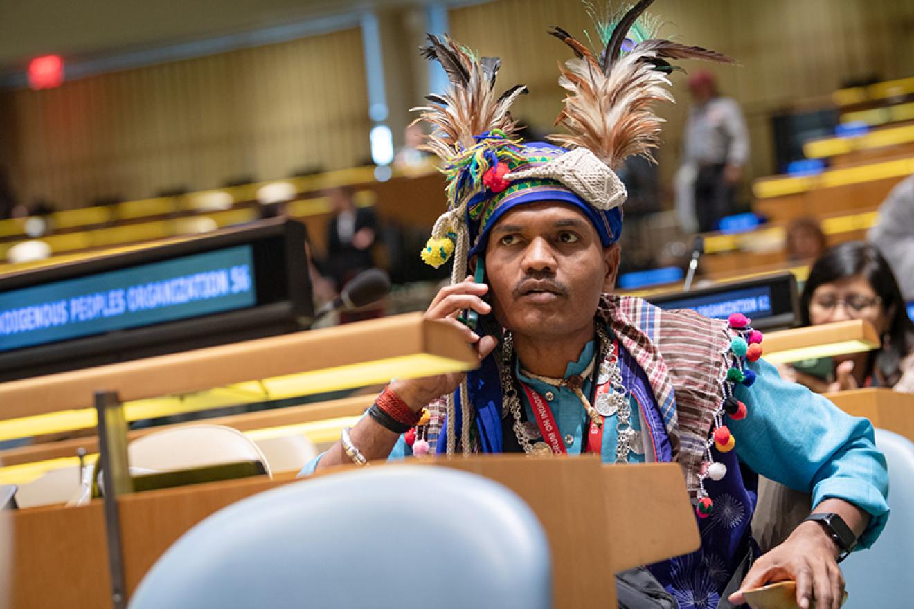 Une personne autochtone lors d'une réunion dans la salle de l'Assemblée générale des Nations Unies