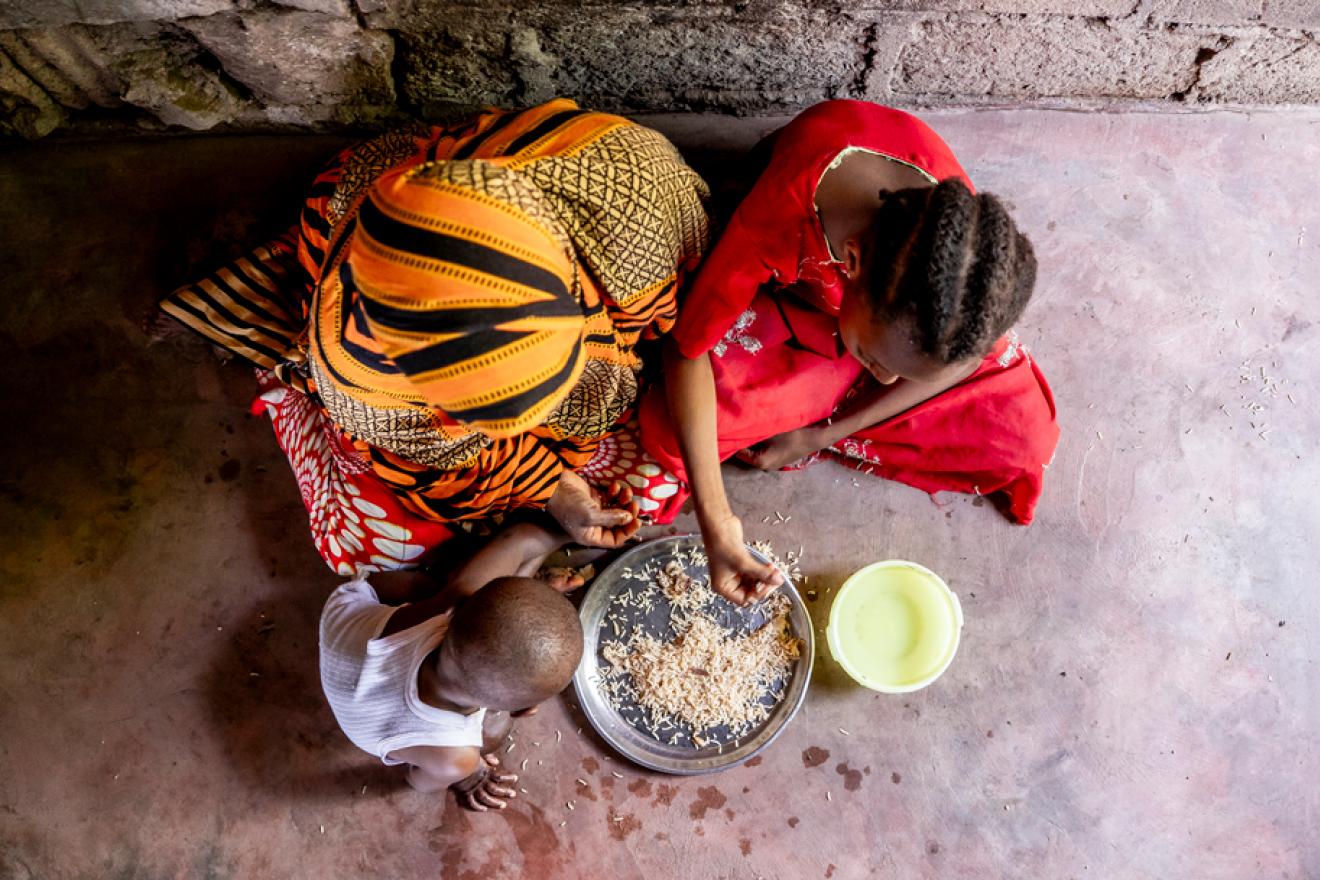Une famille partage un repas