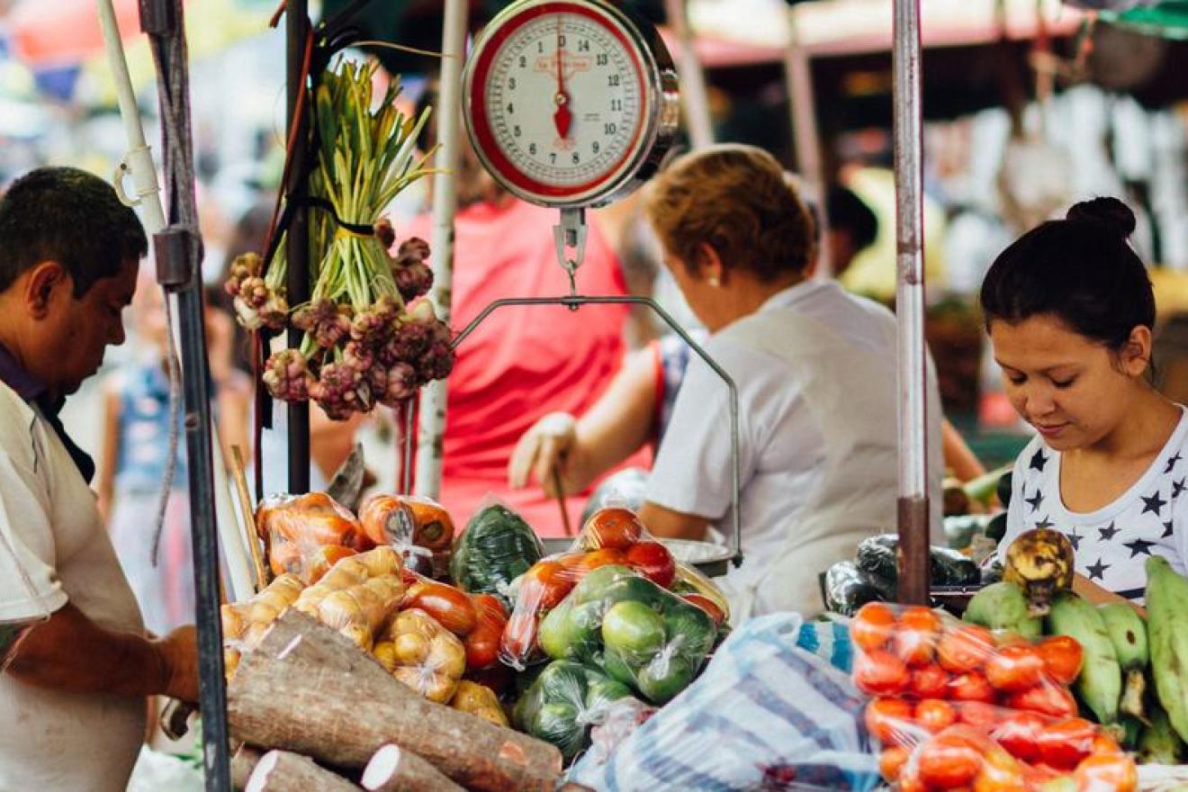 Escena de un mercado de verduras en Piedecuesta, Colombia.