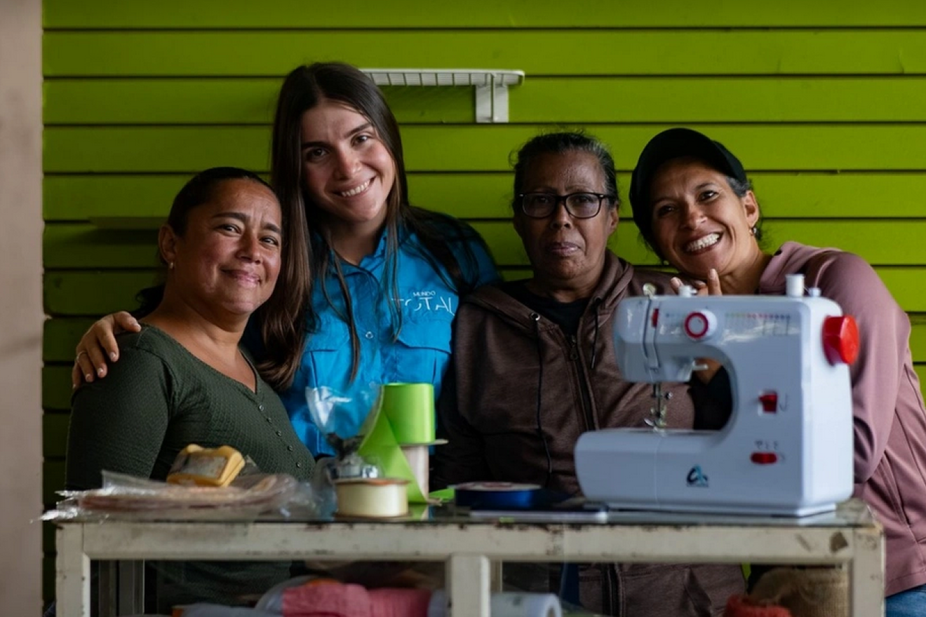 De izquierda a derecha: Esperanza, Kimberly Sarkis de Mundo Total, junto a Irma y Mabel Salazar, quienes integran Producciones Esperanza. Gracias al apoyo del sector privado en alianza con ACNUR, este emprendimiento transforma vidas y crea oportunidades.