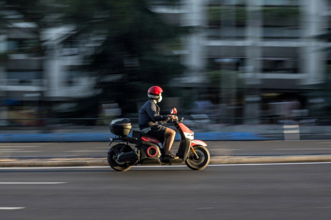 Un livreur sur sa moto