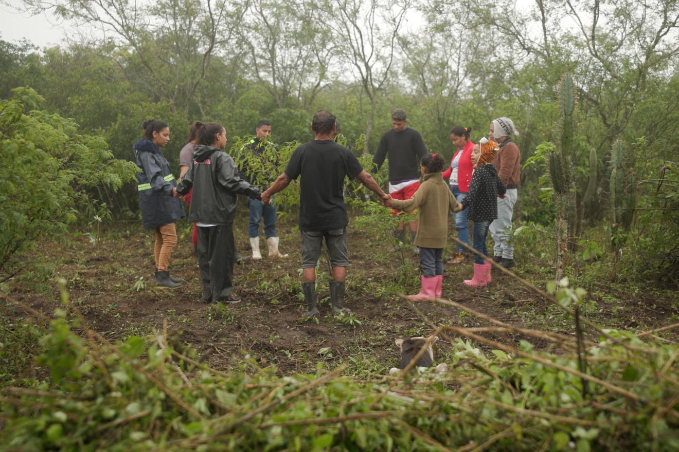 En el centro de esta iniciativa se encuentra la restauración biocéntrica de los Pueblos Indígenas, un método que prioriza el bienestar de todos los seres vivos en el seno de un ecosistema y sitúa a los Pueblos Indígenas en el centro de la restauración