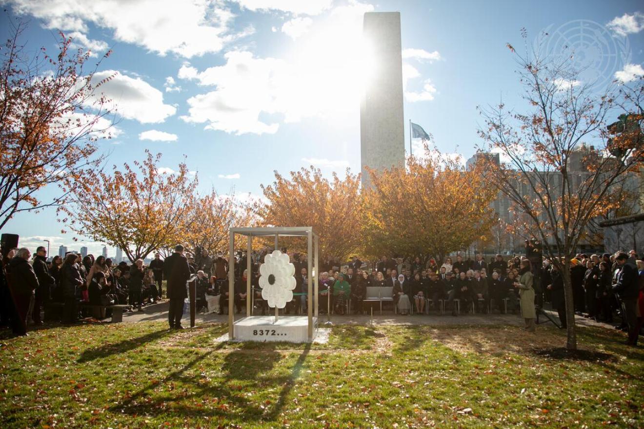 La « fleur de Srebrenica » devant le Siège de l'ONU à New York