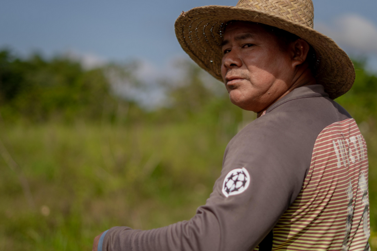 Leonardo mira a la cámara en una zona de campo.