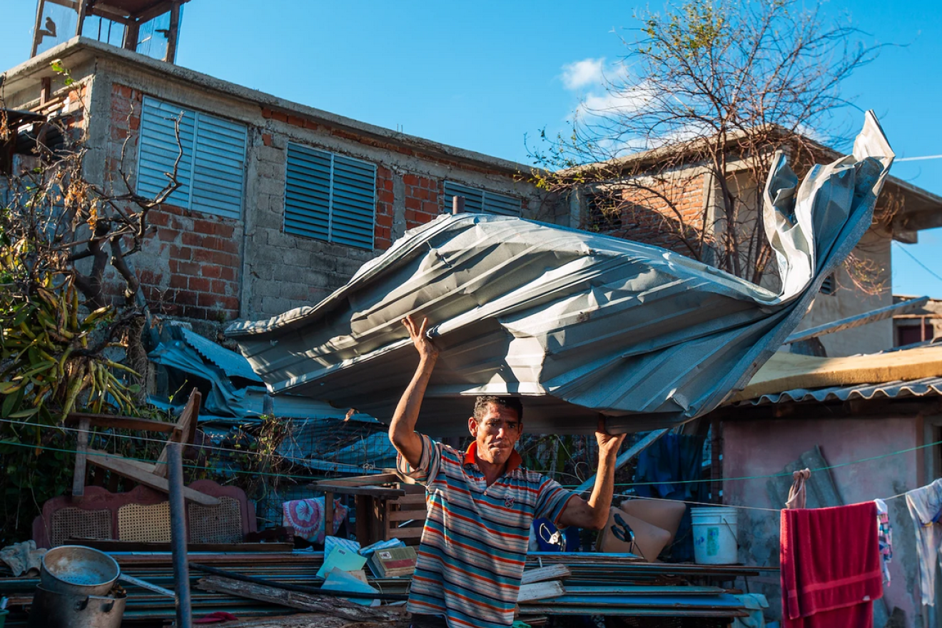 Los residentes de Santiago retiran los escombros de sus hogares mientras equipos del Programa de la ONU para el Desarrollo evalúan los daños e identifican las necesidades de recuperación tras el huracán Melissa.