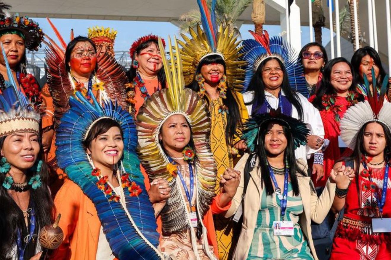 COP28/Mahmoud Khaled. Women from the Brazilian delegation attend an indigenous event during the COP28 UN Climate Change Conference in Dubai, 2023.