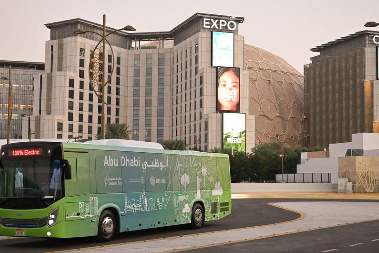 COP28/安东尼·弗莱汉。 2023 年 COP28 联合国气候变化大会期间，迪拜世博城附近的 100% 电动巴士。