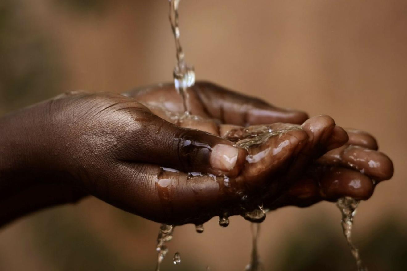 hands collecting water from tap