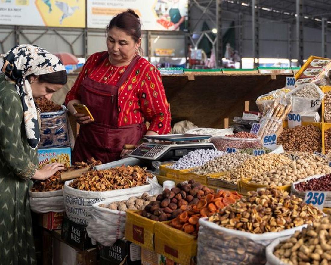 © IMF/Yam G-Jun. Prices at the Osh Bazaar in Bishkek, Kyrgyz Republic are rising due to inflation