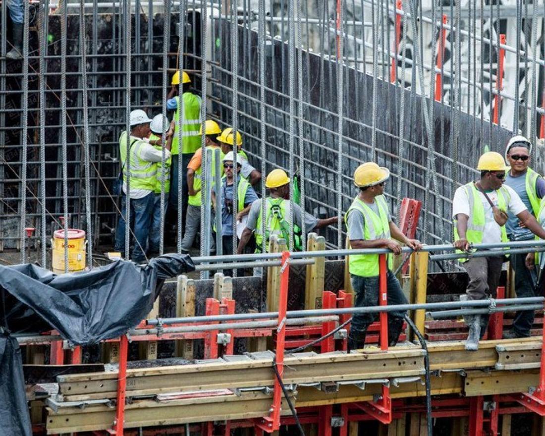 Gerardo Pesantez/World Bank Workers at a construction site.