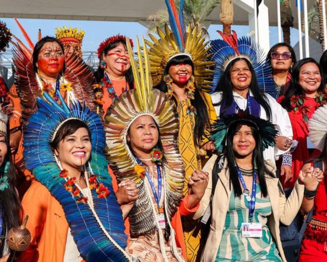 COP28/Mahmoud Khaled. Women from the Brazilian delegation attend an indigenous event during the COP28 UN Climate Change Conference in Dubai, 2023.