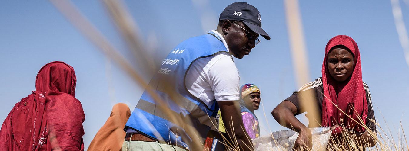 联合国志愿者伊斯梅尔·阿卜杜·穆罕默杜是一名实地监测助理，协助世界粮食计划署在尼日尔马拉迪开展活动。