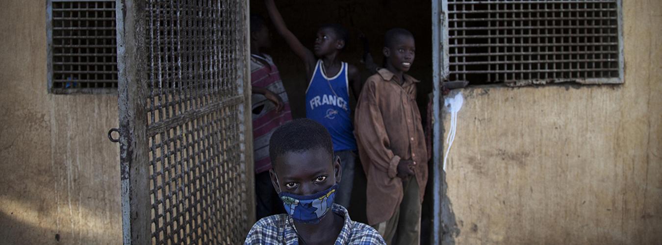 Des enfants des rues à l'intérieur d'une cellule ouverte