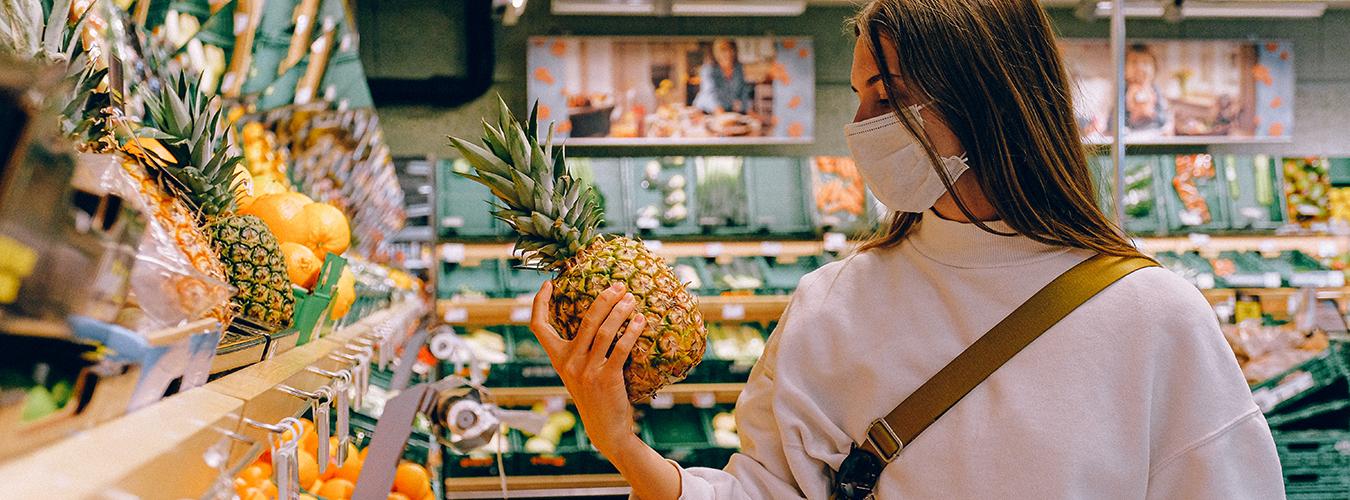 Una joven con mascarilla en un supermercado 