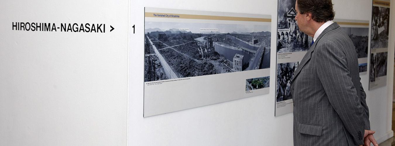 Un invitado visita la exposición fotográfica "Contra las armas nucleares", 10 de agosto de 2009.
