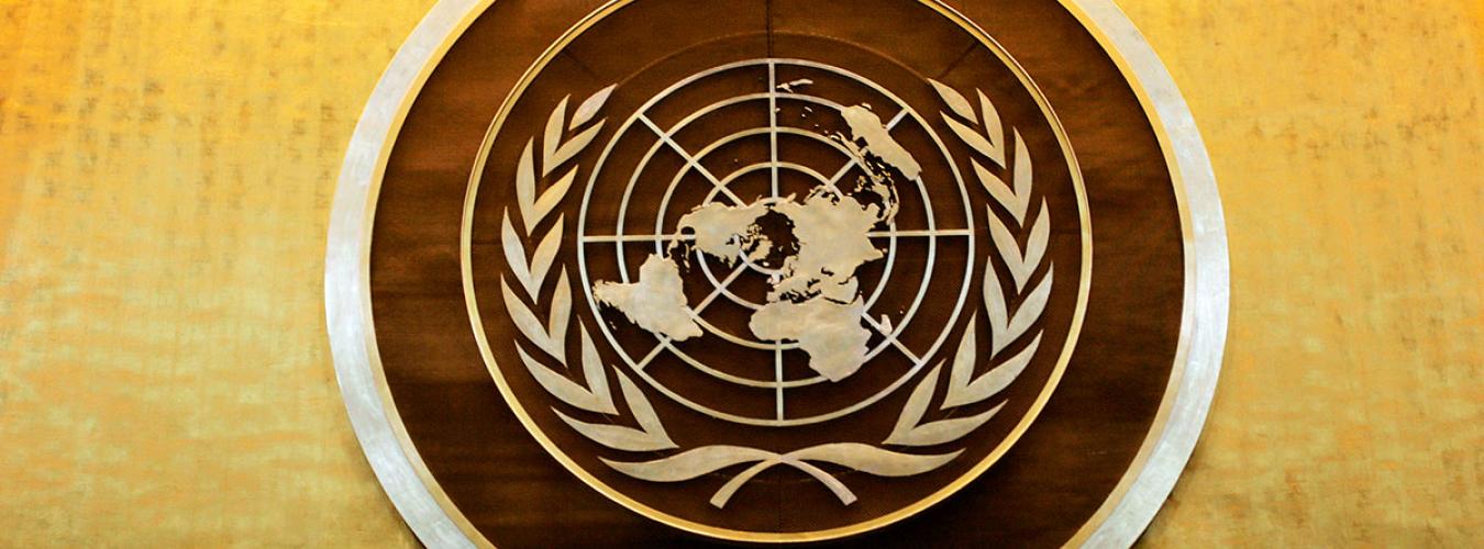 联合国大会堂悬挂的联合国徽记。