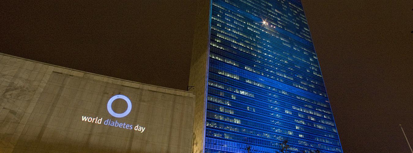 Le batiment du Siège de l'ONU à New York, éclairé en bleu.