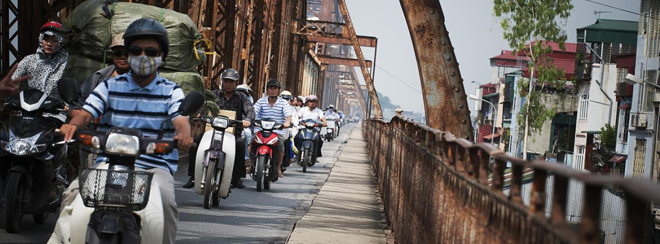 Personas en motos cruzando el puente