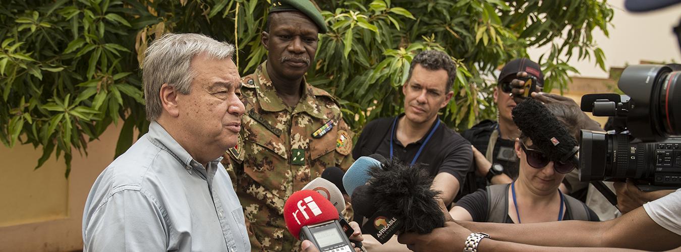 El Secretario General António Guterres charlan con unos periodistas en Malí (2018). 