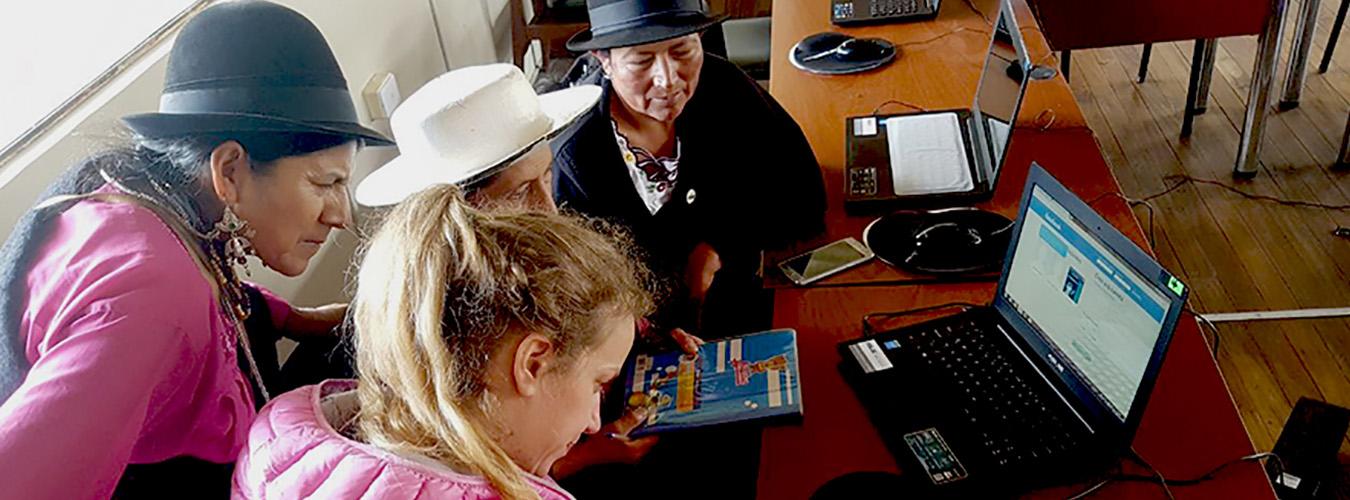 Jasmin Blessing (Germany), UN Volunteer in Democracy, Civil Society and Public Institutions, engages with indigenous women in Ecuador. 