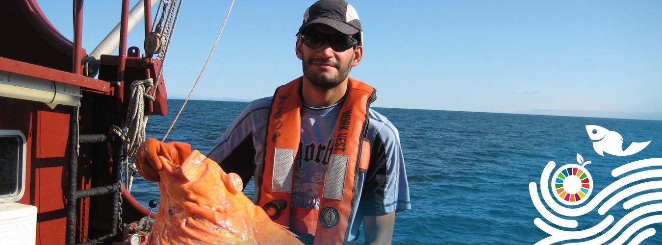 Foto de un pescador en el Océano Atlántico.