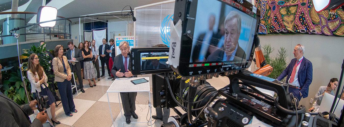 El Secretario General António Guterres (en pantalla y de pie en la mesa) participa en Instagram Live con el actor Aidan Gallagher, Embajador de Buena Voluntad de ONU Medio Ambiente.