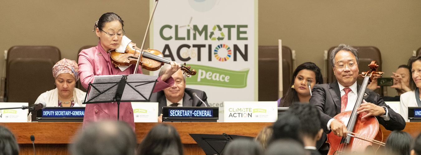 Посланники мира ООН Мидори Гото (слева) и Йо-Йо Ма выступают на студенческом празднике по случаю Международного дня мира.