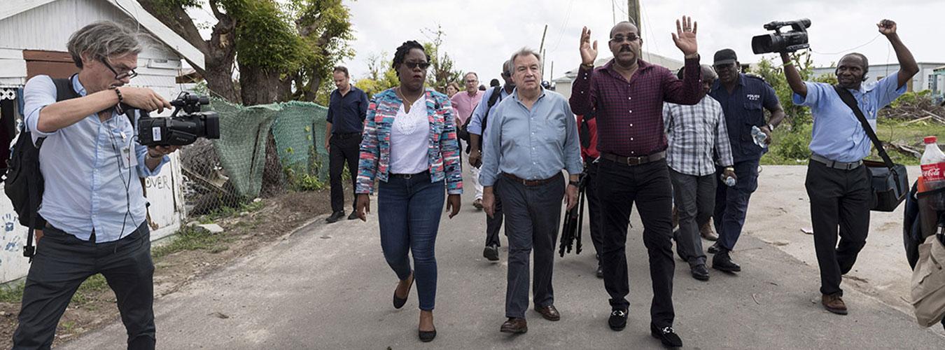 El Secretario General António Guterres visita Antigua, Barbuda y Dominica para evaluar los daños causados por huracanes y las necesidades de recuperación.