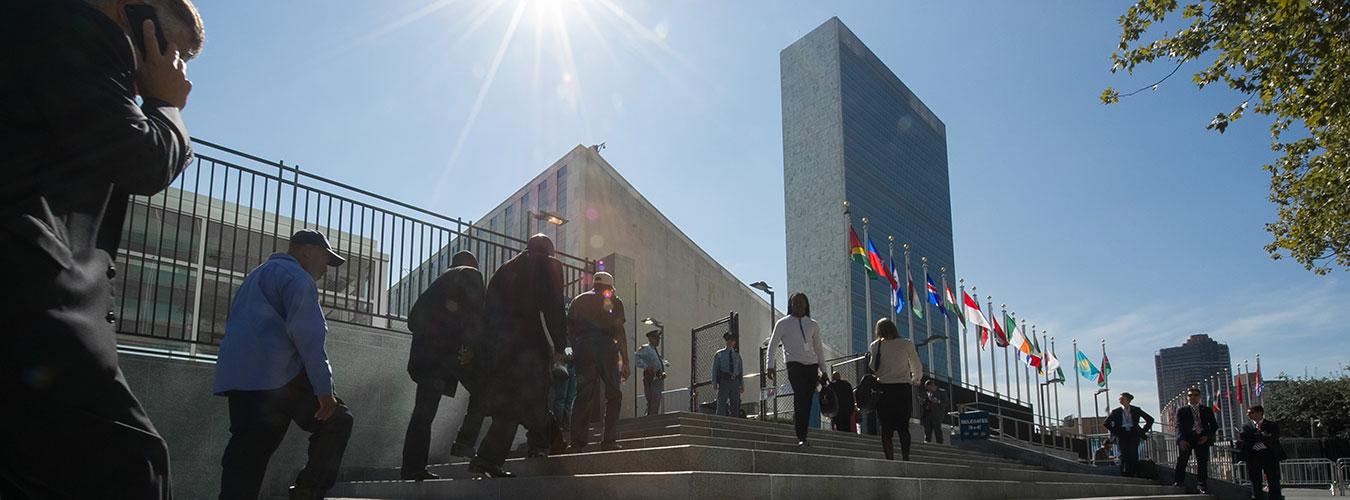 Vue du Siège des Nations Unies depuis l'entrée des visiteurs.
