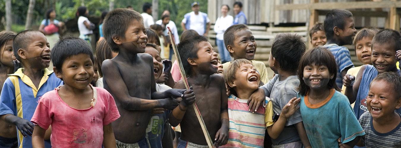 مجموعة من الأطفال من سكان إمبيرا الأصليين يبتسمون.